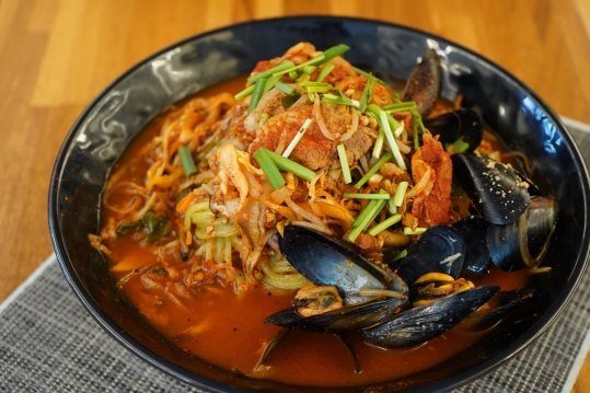검은 그릇에 담긴 붉은 짬뽕 — 홍합과 부추