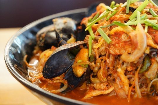 홍합과 부추를 올린 붉은 짬뽕 가까이